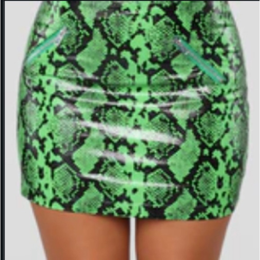 Sexy hot Lime green and black print mini skirt with  2 zippered pockets